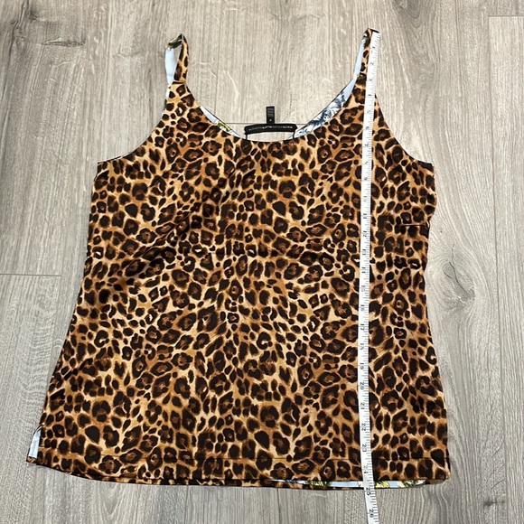 Reversible tank. Leopard print or flower pattern . V-neck or round neck. - Picture 8 of 8